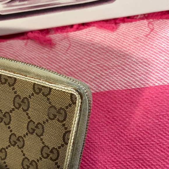 Gucci Beige and Brown Monogram Wallet - Picture 7 of 16